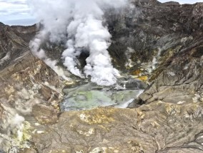 新西兰怀特岛火山爆发，航班停飞