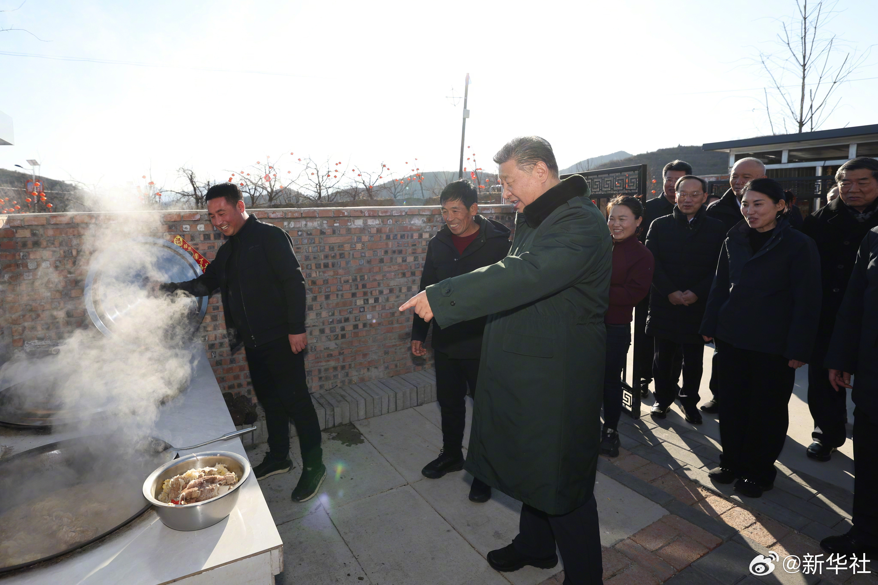 习近平在辽宁葫芦岛市看望慰问受灾群众